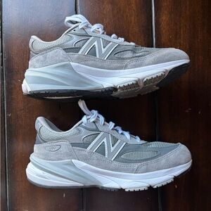 NWOT Men’s 7 1/2. 990 v6 New Balance Light Gray and White Sneakers